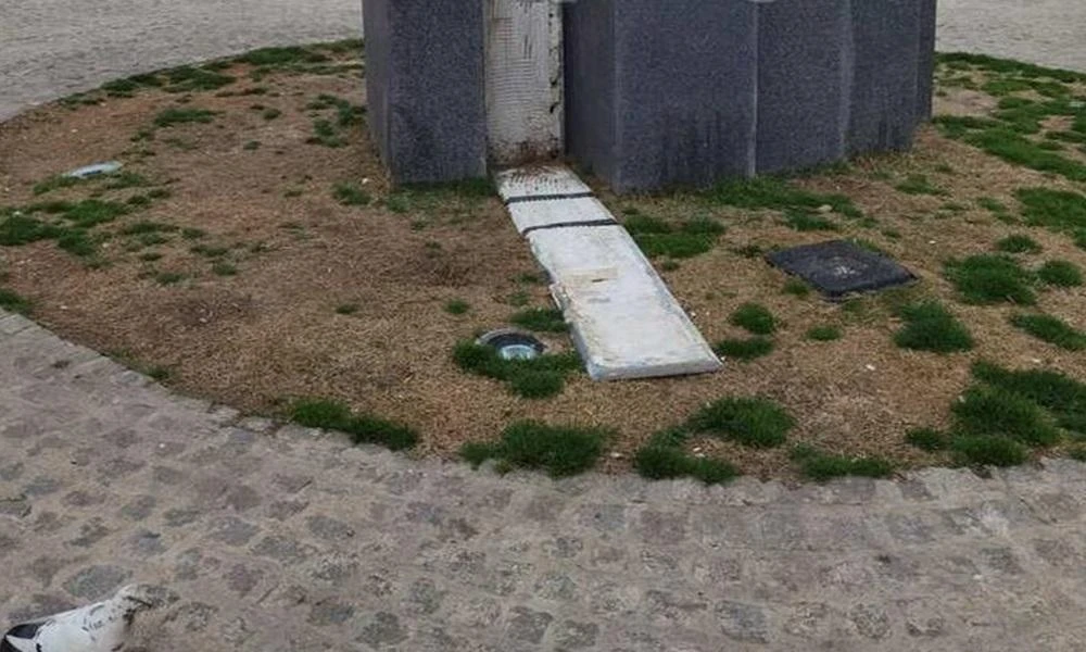 Λαμία: Κομμάτι γρανίτη λίγο έλειψε να πλακώσει παιδιά στην πλατεία Πάρκου
